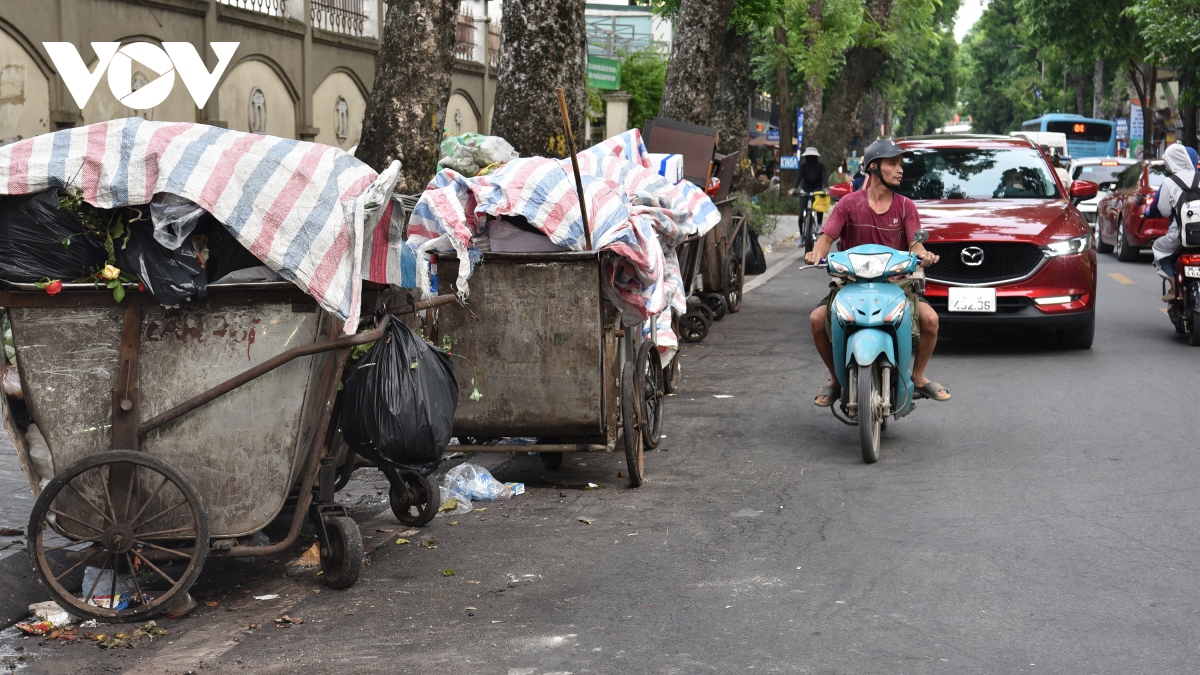 Hè phố, lòng đường Hà Nội thành bãi tập kết trung chuyển rác gây phản cảm